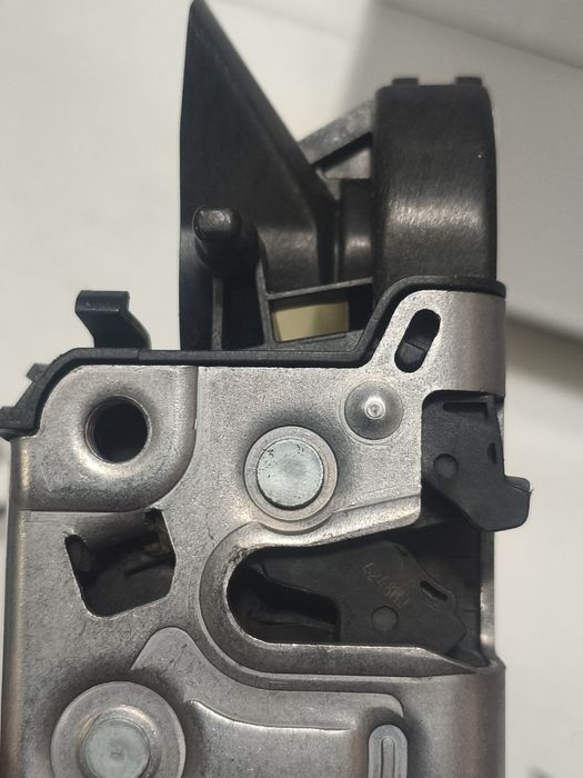 Лівий дверний замок до Пежо Партнер (кузов В9))