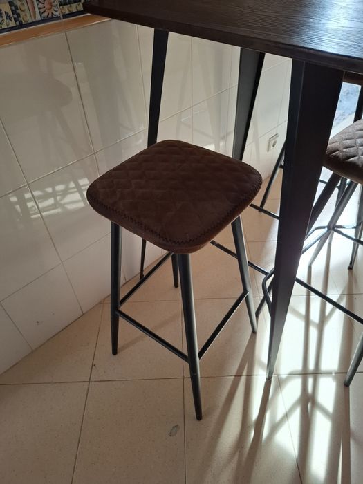 Mesa alta com 3 bancos