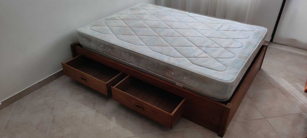 Cama de casal em Pinho maciço com gavetões
