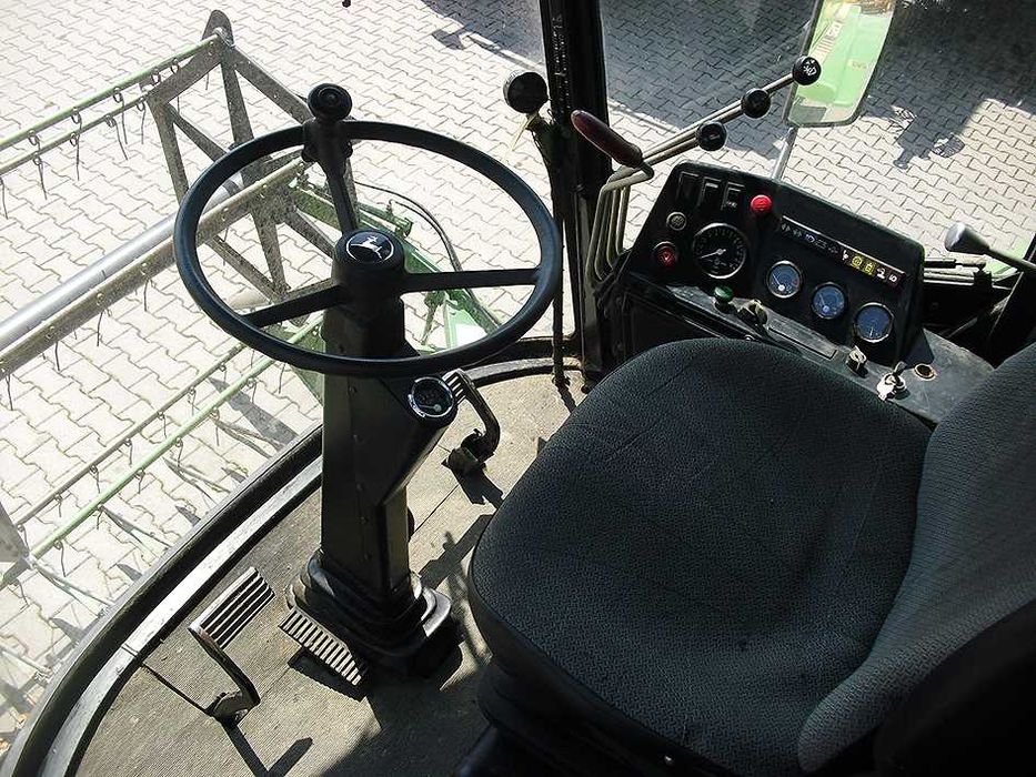 Зерноуборочный комбайн John Deere 1052