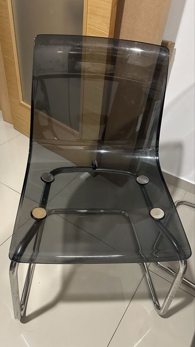 Mesa de tampo branco de vidro mais 4 cadeiras