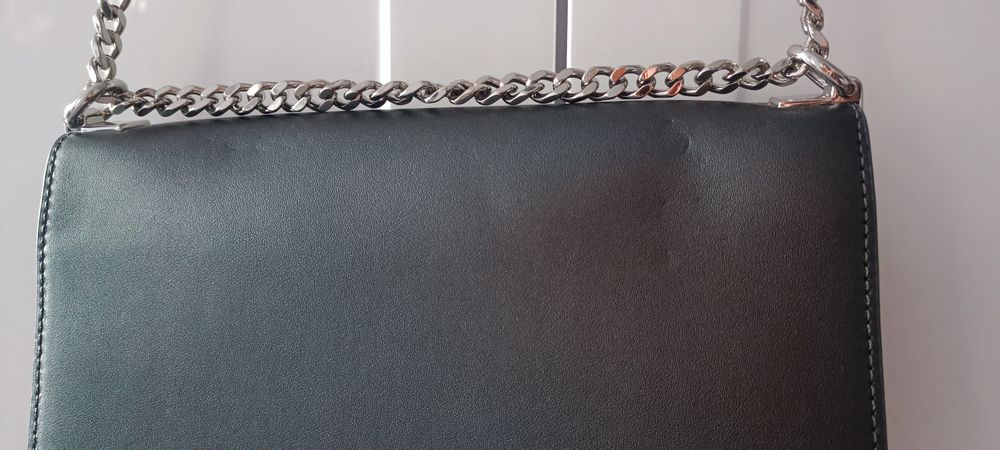 Skórzana torebka Gino Rossi na łańcuszku