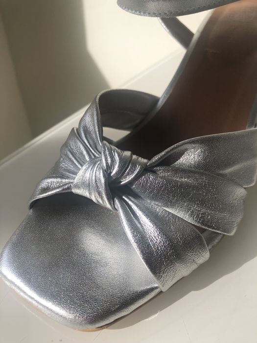 Sandália prateada de festa