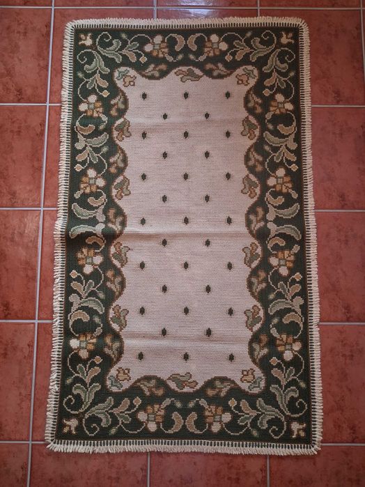 5 tapetes e carpetes de arraiolos. Peças antigas e artesanais. Em bom estado.