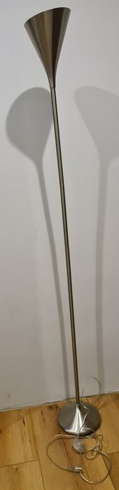 Srebrna lampa stojąca