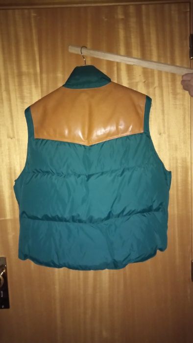 Colete em pele e plumas de ganso.