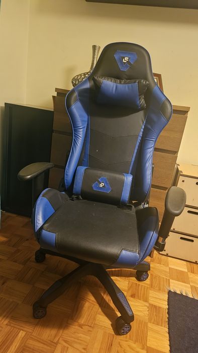 Cadeira azul e preta gamer