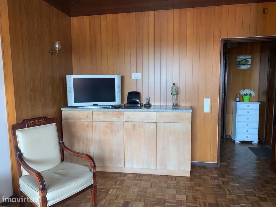 Quarto - localizado em Lordelo do Ouro Porto