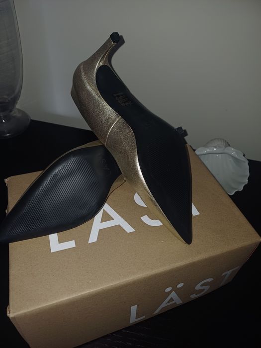 Scarpins dourados de bico fino marca dinamarquesa LÄST sapatos mulher