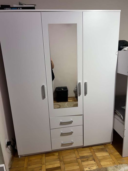 Біла шафа з Jusk