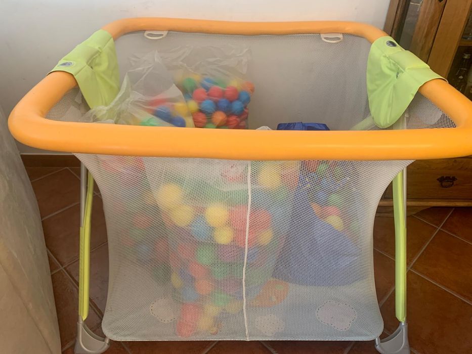 Parque infantil CAM com centenas de bolas