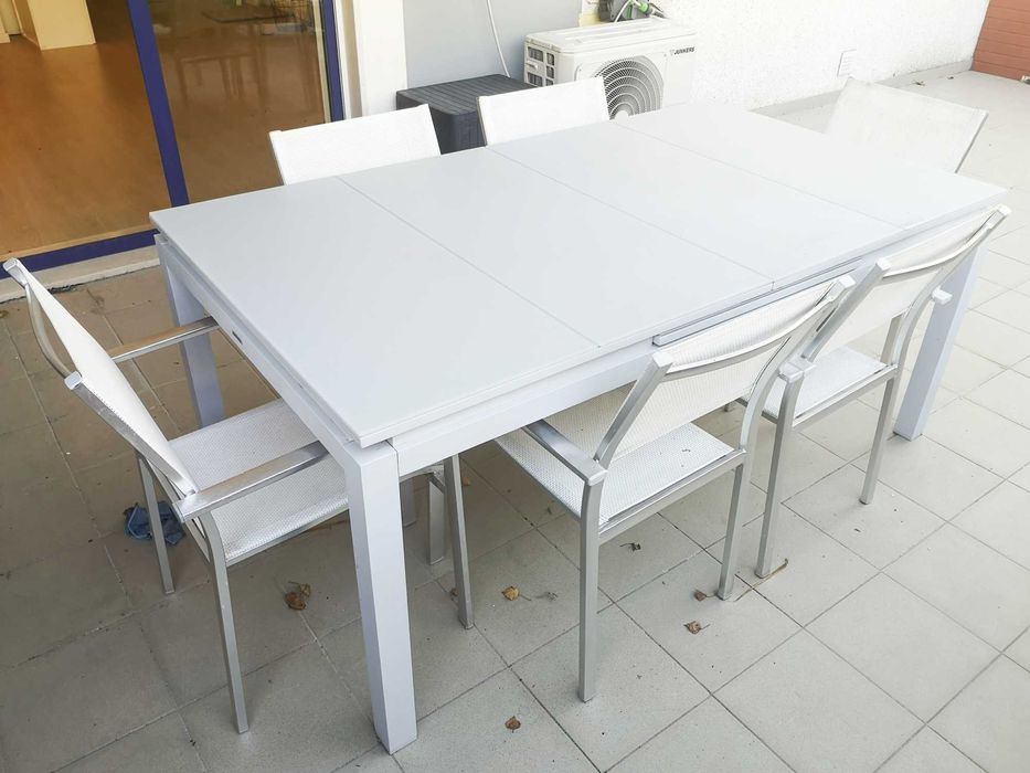 Conjunto de Mesa de Alumínio e Vidro da NATERIAL + 6 Cadeiras
