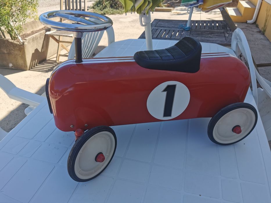 Carrinho de criança um chapa, antigo mas totalmente funcional.
