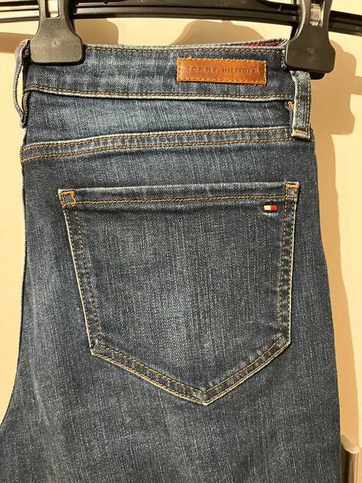 Granatowe klasyczne jeansy Tommy Hilfiger 27w x32L