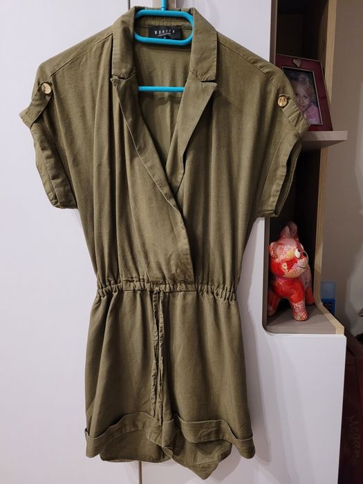 Elegancki kombinezon khaki, z kołnierzykiem, krótkie spodenki, Mohito