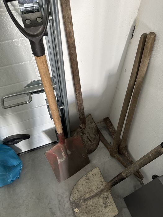 picaretas manuais e pás