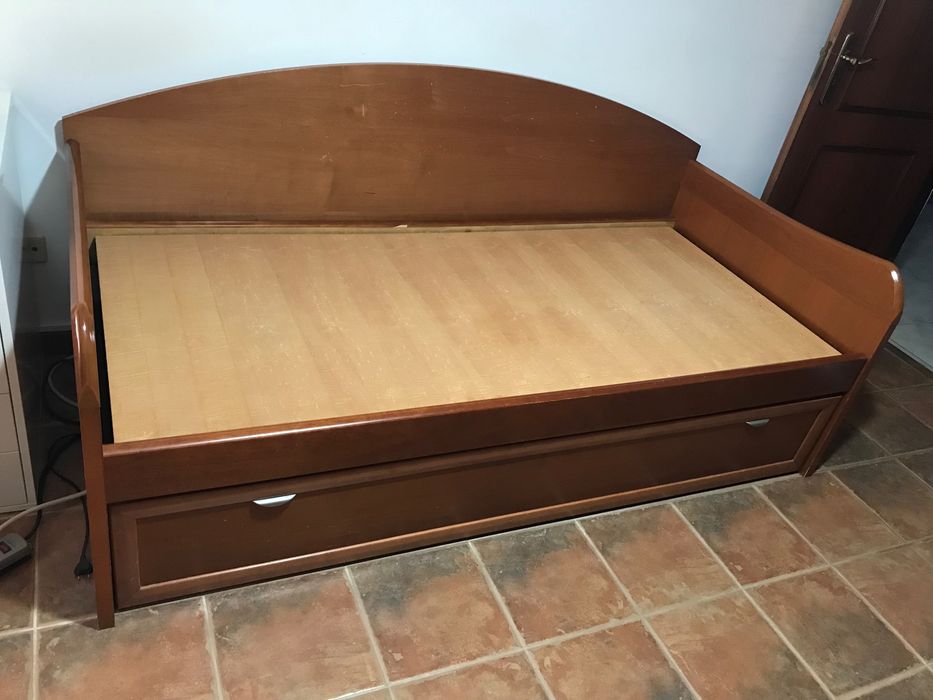 Cama individual com gavetão
