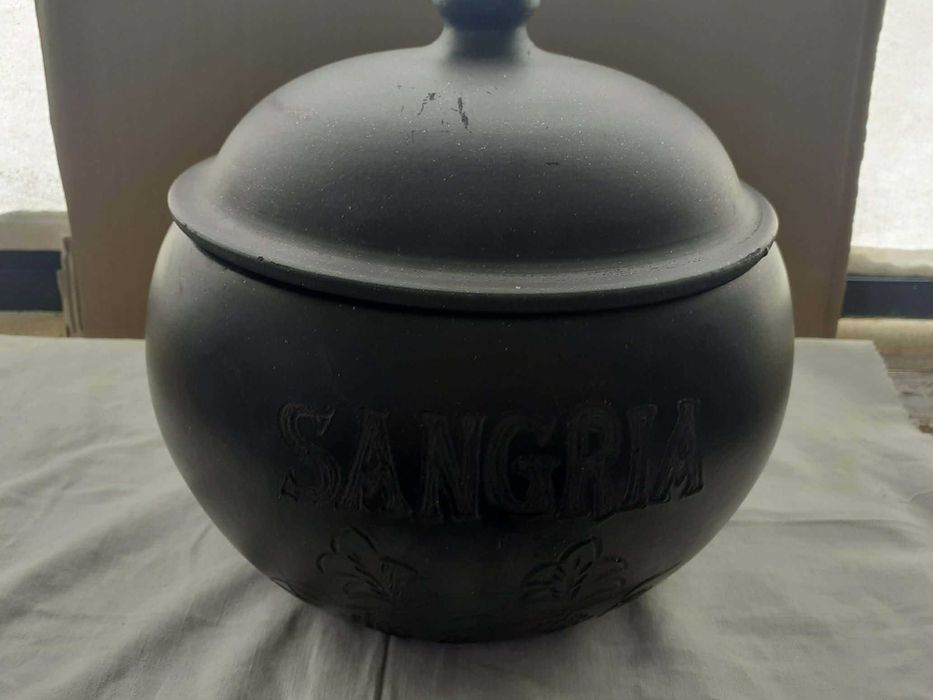 Vendo para desocupar recipiente para Sangria. Peça pouco comum que também serve para decoração. 15€