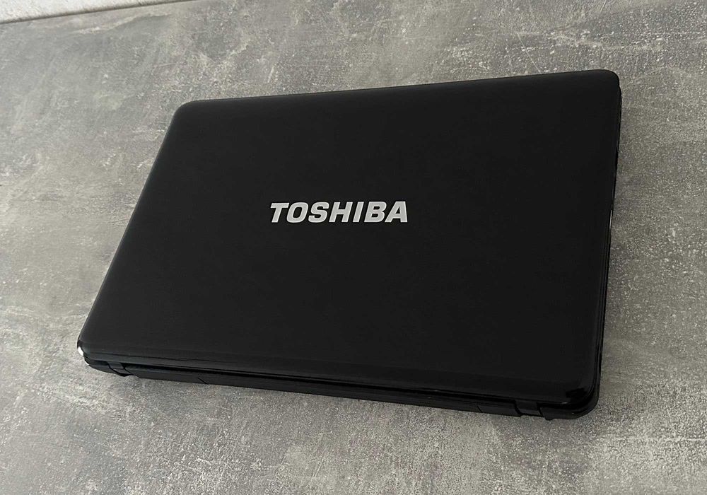 Ноутбук Toshiba (Core i5 / 4 ГБ DDR3 / 128 ГБ SSD / Radeon HD × 1 ГБ)