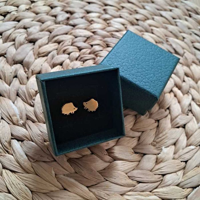 Leśne, delikatne minimalistyczne złote kolczyki - jeż jeżyk