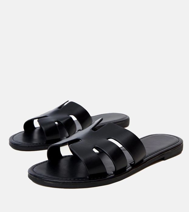 Czarne klapki zdobione wycięciami Ragos