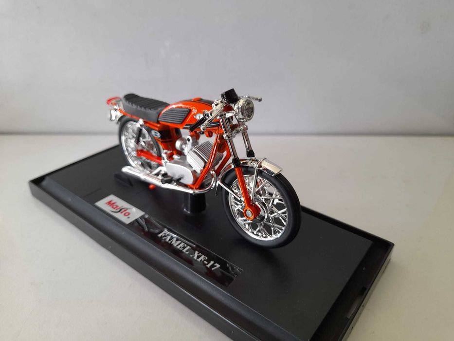 Miniatura Famel XF-17 1/18