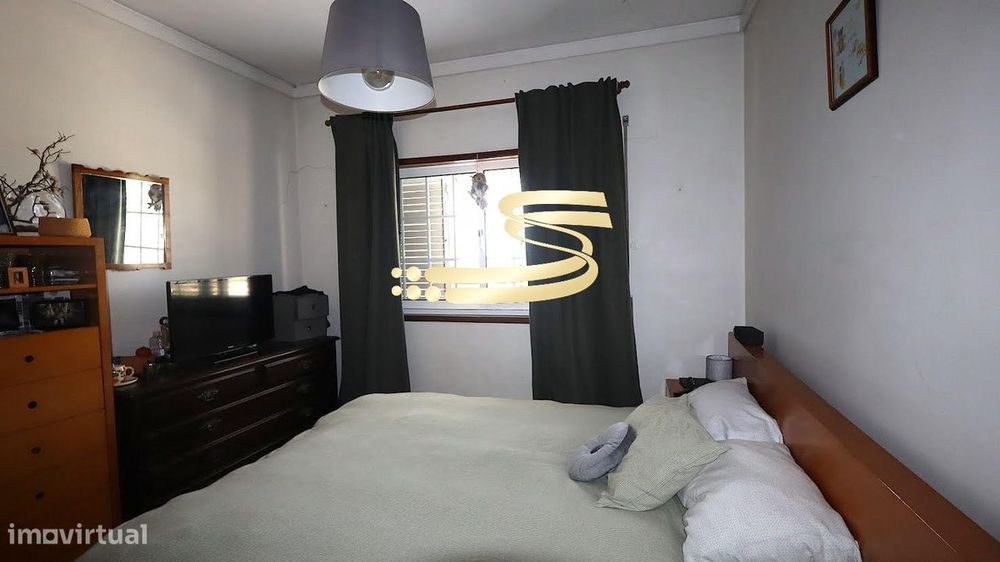 Moradia com anexos, garagem e excelente área de terreno