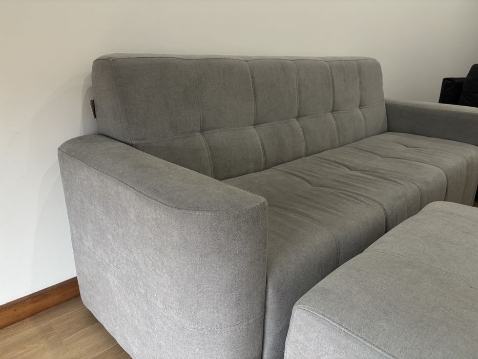 Sofá cinzento + puff – Muito bom estado