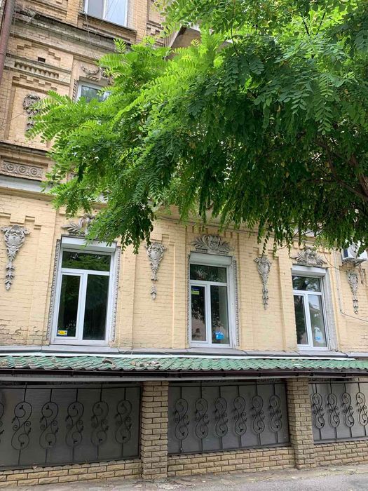 Термінова продаж 1/2 ( 50%) нежитлового приміщення в історичному будинку в центр ! - View 2