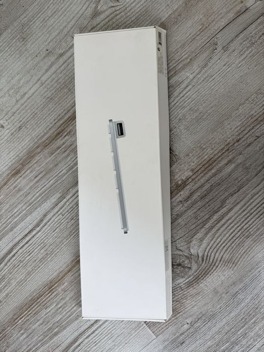 Apple Keyboard (A1243)- przewodowa klawiatura z blokiem numerycznym
