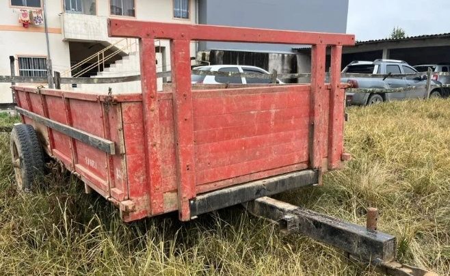 Carreta de madeira do trator