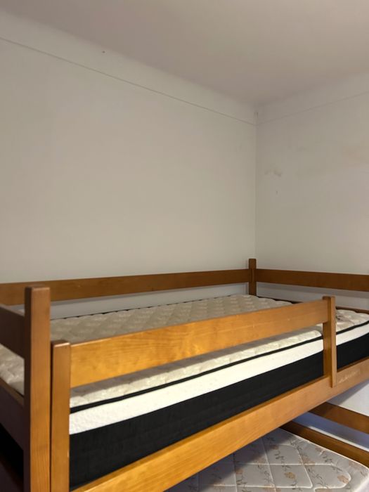 Beliche em pinho em bom estado