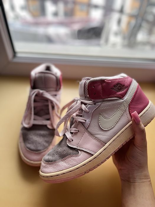 Кросівки жіночі Nike Air Jordan 1 Mid
