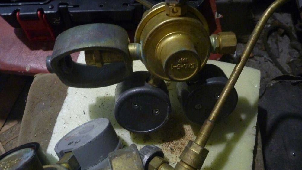 Редуктори та різак до кисневого балону.