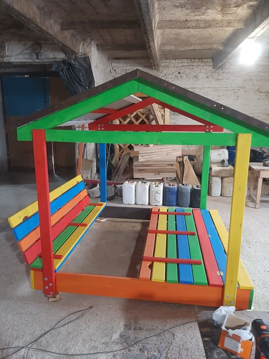 Пісочниця, машинка, дитячий будиночок, ігровий майданчик.