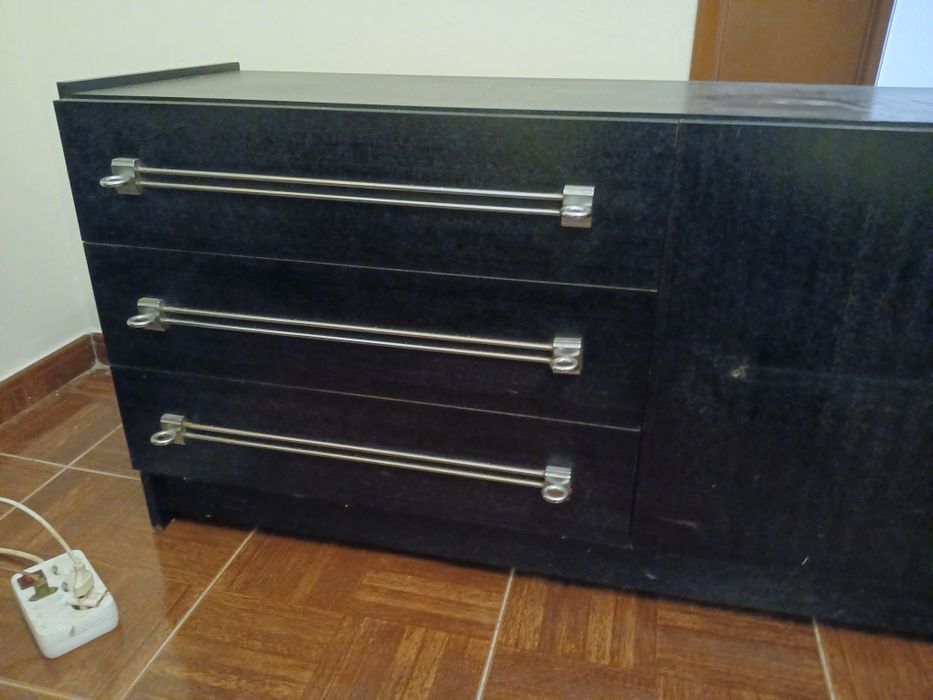 Aparador preto com 3 gavetas e 1 porta
