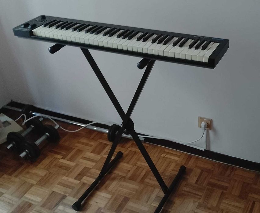 Teclado MIDI - 61 teclas c/ suporte
