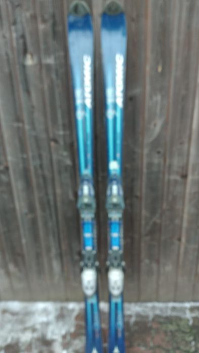 Narty zjazdowe różne rodzaje