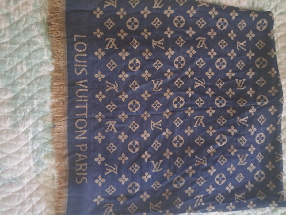Синій палантин або шарф із монограмами та написом «Louis Vuitton Paris»