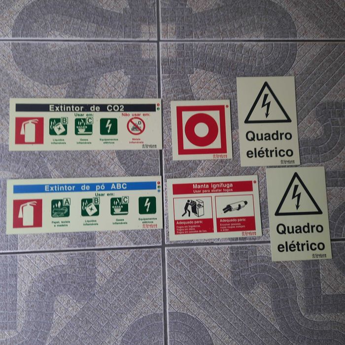 Extintor de dióxido de carbono 2 Kg  + suporte + manta apaga-fogos