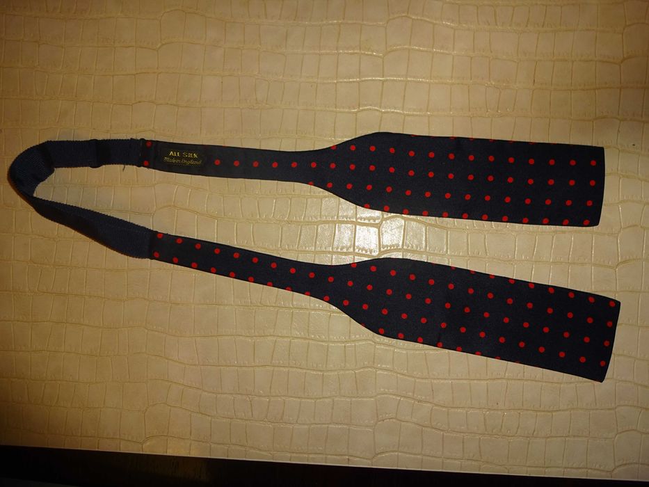 ALL SILK  England jedwabna granatowa w czerwony grochy wiązana mucha