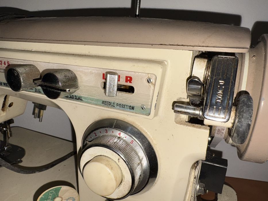 Máquina de costura elétrica