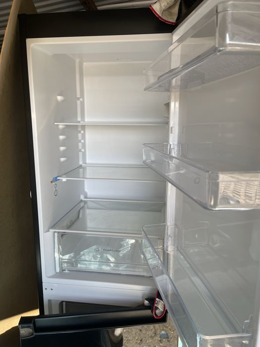 Czarna lodówka indesit