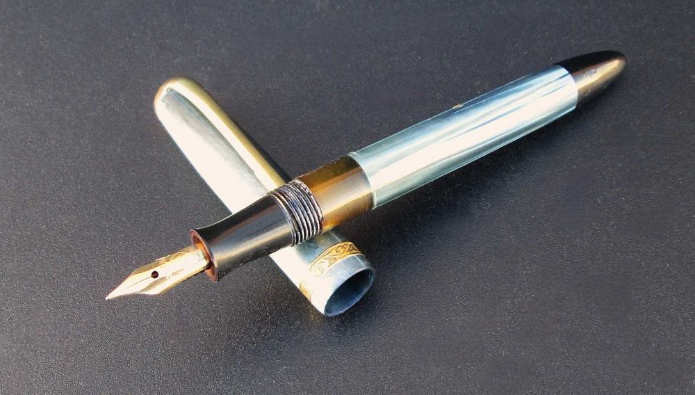 Antiga Caneta KAUCHER c/ Enchimento por Pistão e Aparo "F" Traço Fino