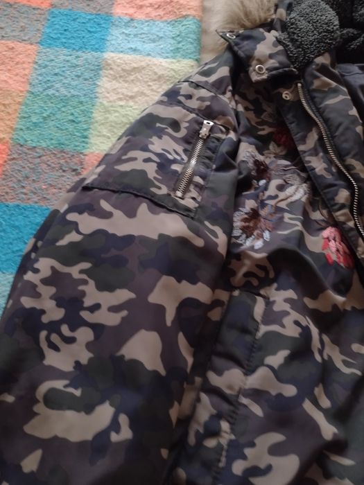 Blusão de capuz bordado.