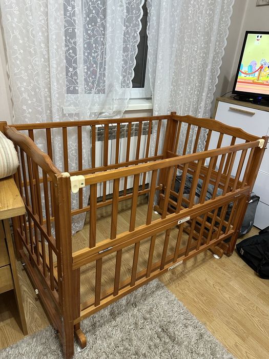 Дитяча колиска з дерева