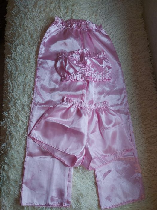 Пижама атласная, размер.Абсолютно новая не подошёл размер.