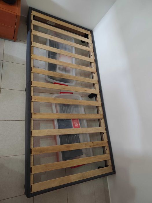 Cama de solteiro.