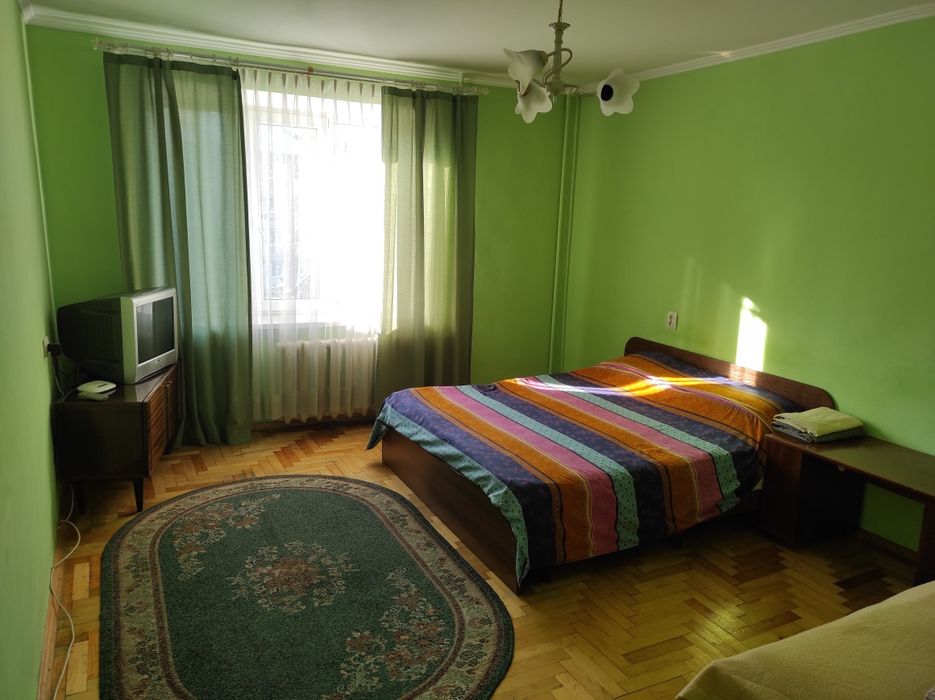 Подобово 2 кім. Чернівці 1-6чел. вул.Небєсної Сотні 19. ( Стасюка.19)