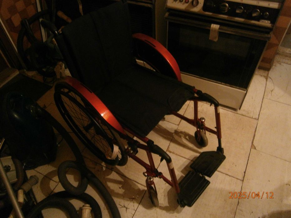 инвалидная коляска.